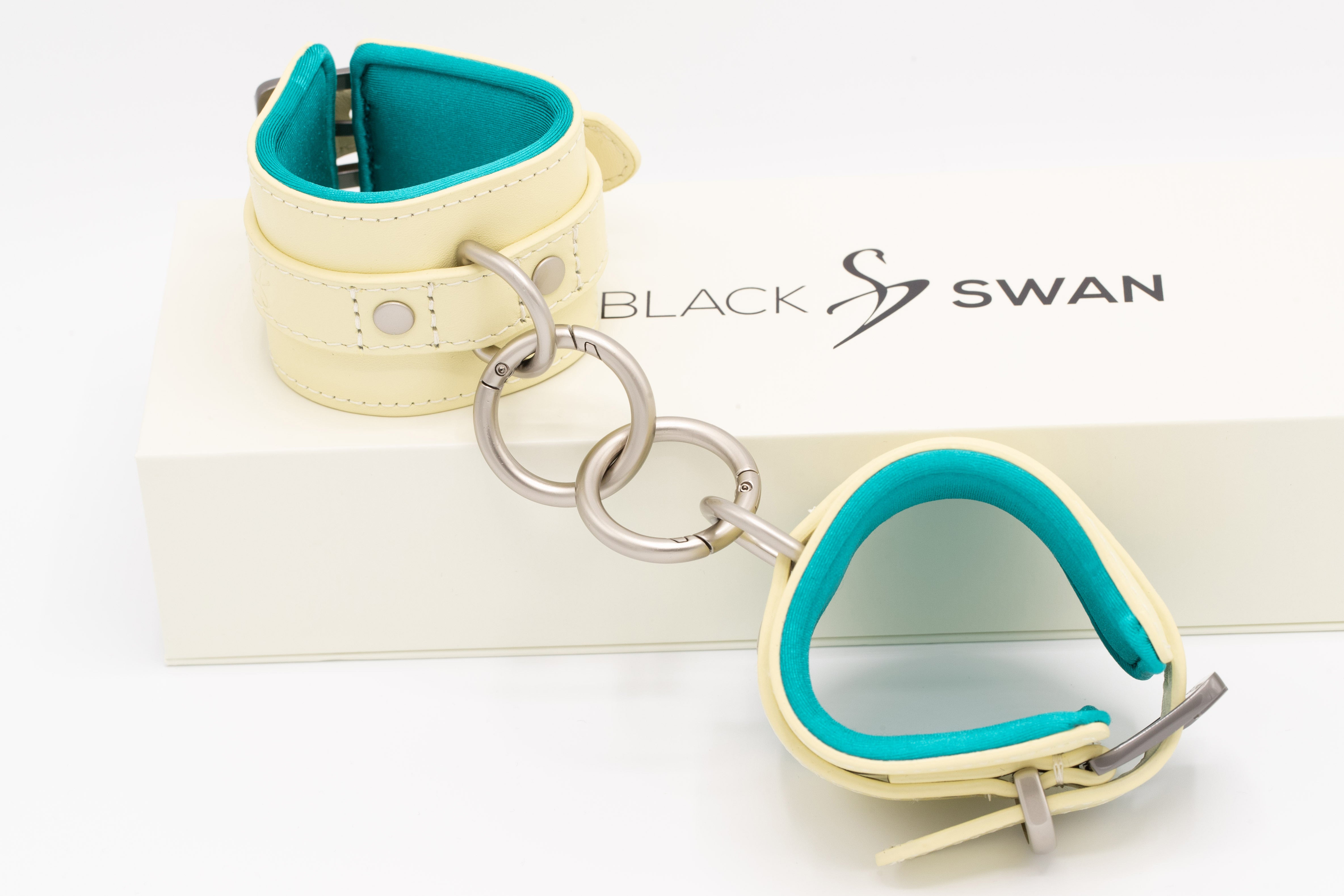 Black Swan Handfesseln Blue Ice
