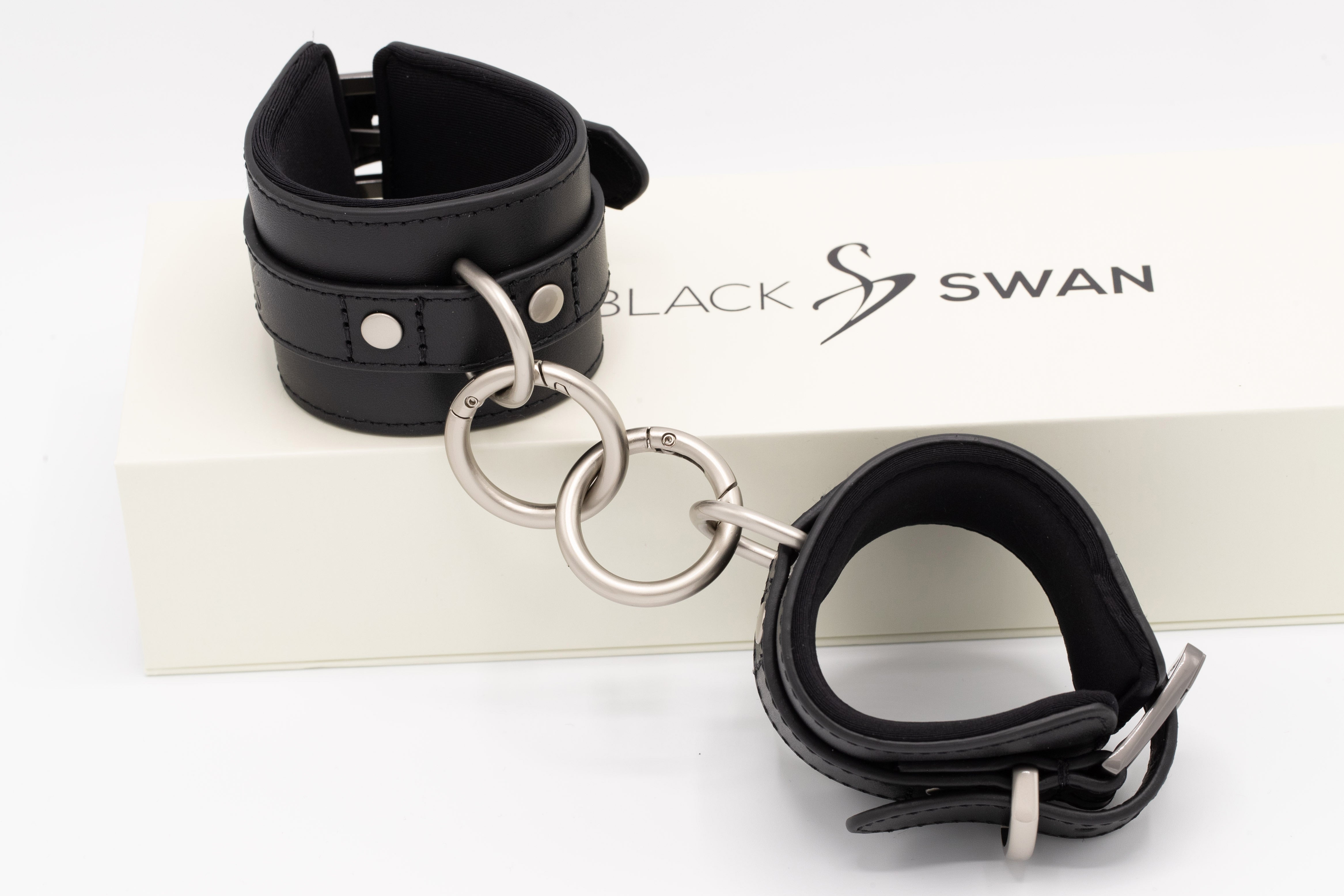 Black Swan Handfesseln Black Passion