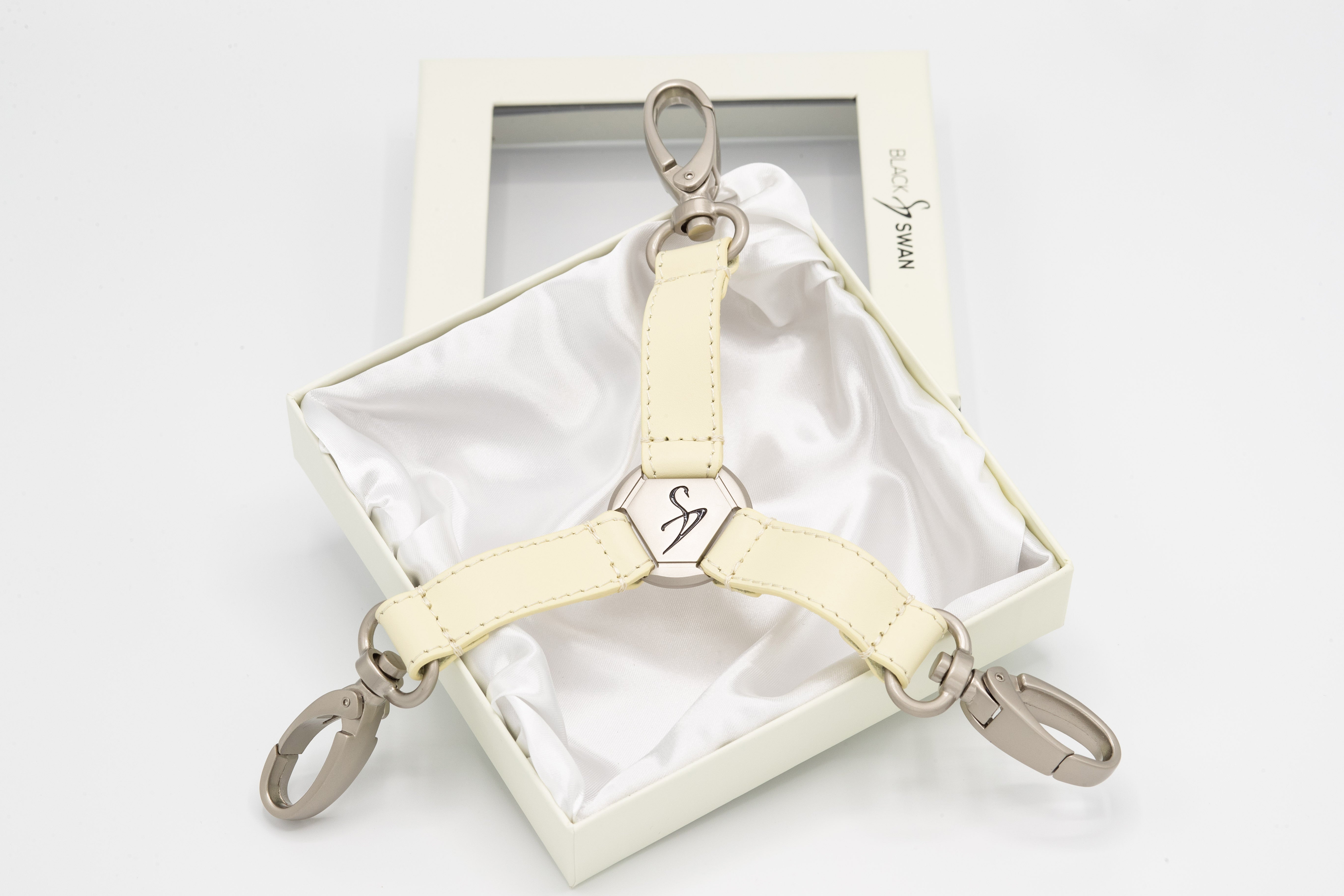 Black Swan Hogtie Creme